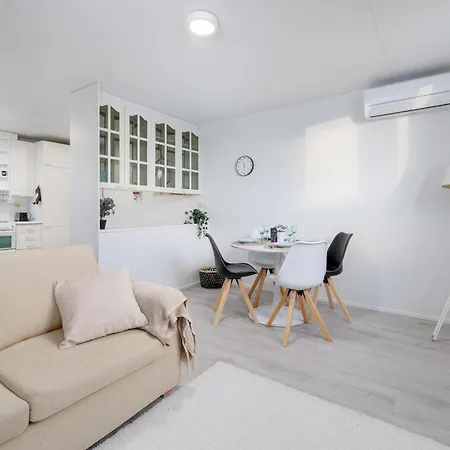 Spacious 1br Near Center, Free Parking *