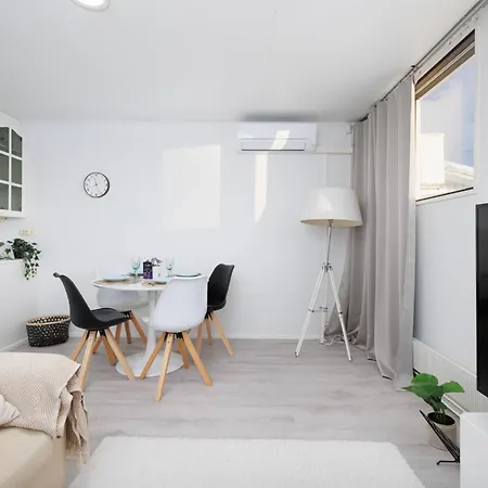 Spacious 1br Near Center, Free Parking شقة