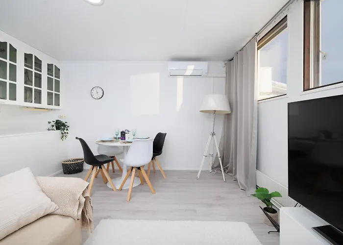 Spacious 1Br Near City Center, Free Parking By Feelshome Appartamento